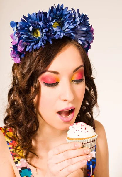 Menina encaracolado comemorando seu aniversário — Fotografia de Stock