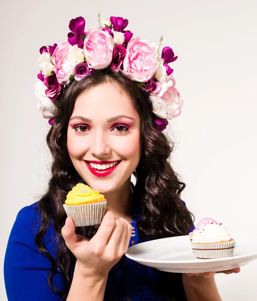 Söt brunett med cupcakes — Stockfoto