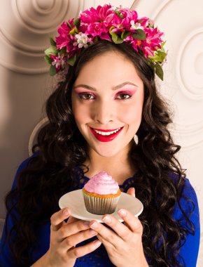 Cupcake tutarak çiçek çelenk ile kıvırcık kumral