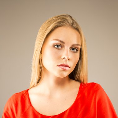 sarışın kırmızı. Stüdyo