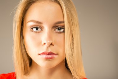 düz saçlı sevimli çekici sarışın