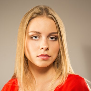 Studio ciddi sarışın