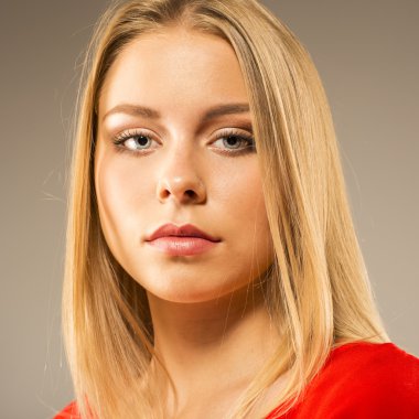 sarışın kırmızı. Stüdyo gri arka plan