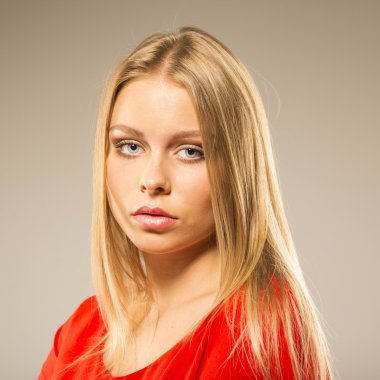 Studio çekici sarışın