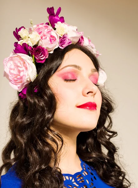 Morena com uma coroa de flores em seu cabelo — Fotografia de Stock