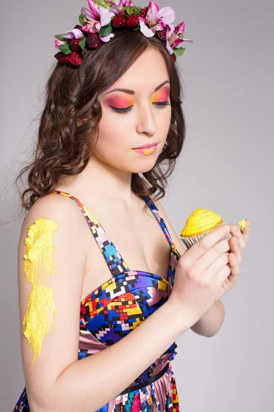 Woman with cupcake — Stock Photo, Image