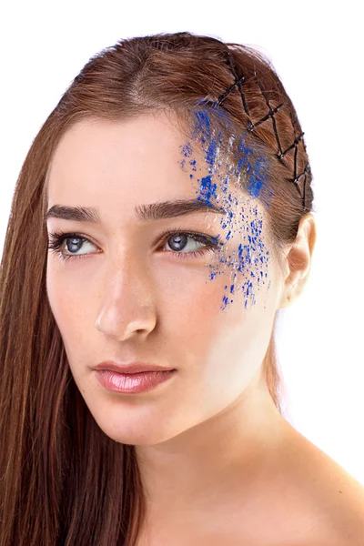 Levendige portret van een meisje met een ongewone blauwe make-up. — Stockfoto