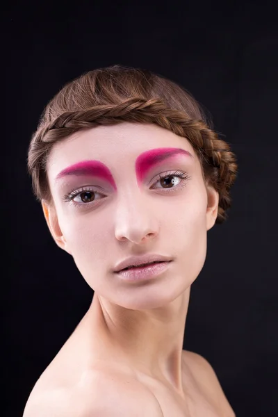Femme avec maquillage regardant caméra en studio — Photo
