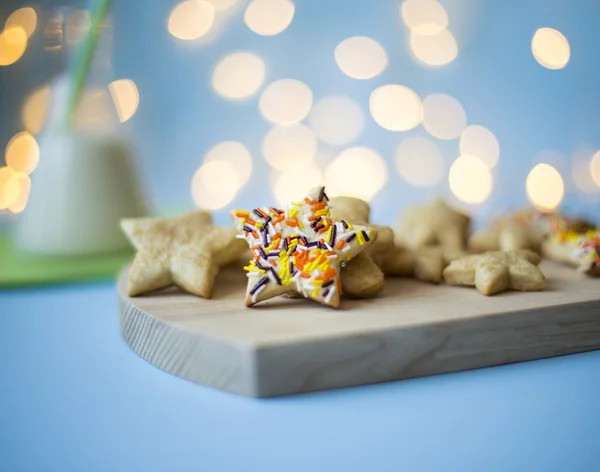 Tasty cookies and glass of milk on color blue background — Stock Photo, Image