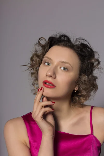 Chica rizada con el pelo corto mirando a la cámara. plano de estudio —  Fotos de Stock