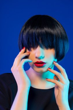 Kısa şık saç modeli ile zarif kadın