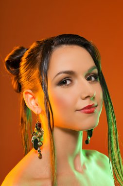 Studio güzel esmer kadın. Moda fotoğraf