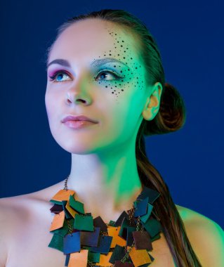 Kalıcı makyaj ile güzel bir kadın. Takı ve güzellik. Moda sanat fotoğraf