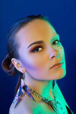 Renkli eyebrush Makyajlı kadın portresi