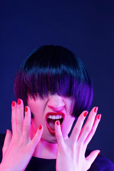 Una mujer de mal genio. ira furiosa. estudio de peinado bob — Foto de Stock