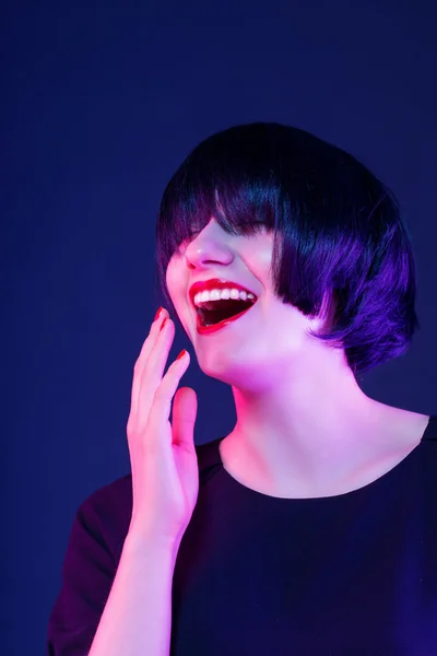 Sonrisa feliz. modelo en estudio sobre fondo oscuro . —  Fotos de Stock