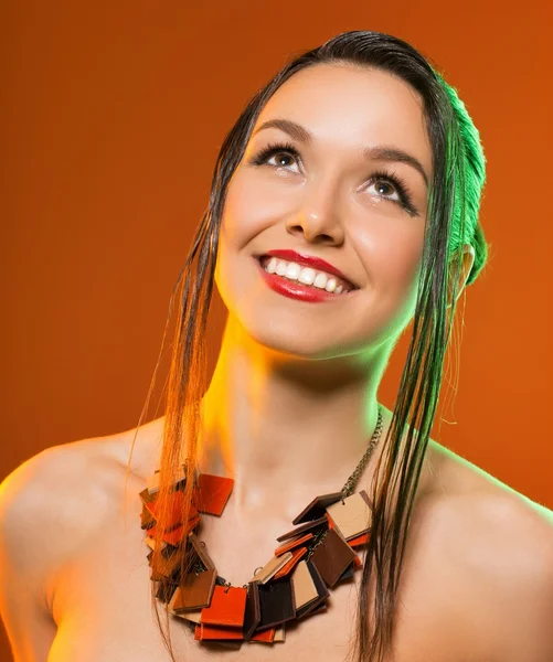 turuncu bir arka plan üzerinde stüdyoda çekici modeli