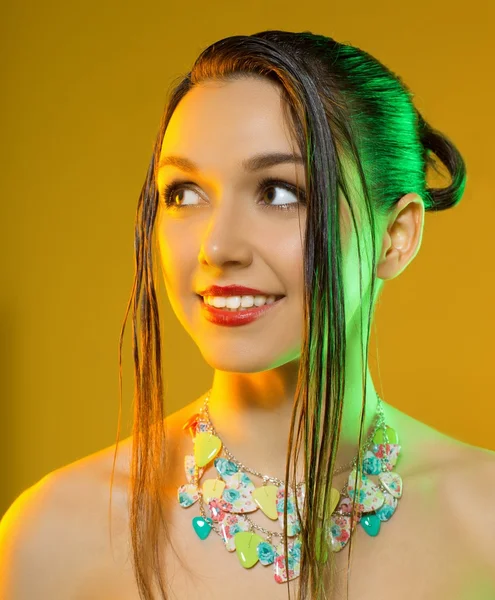 Modelo de chica en un estudio sobre un fondo amarillo —  Fotos de Stock