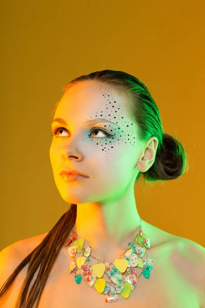 Portret van een vrouw met kleurrijke make-up — Stockfoto