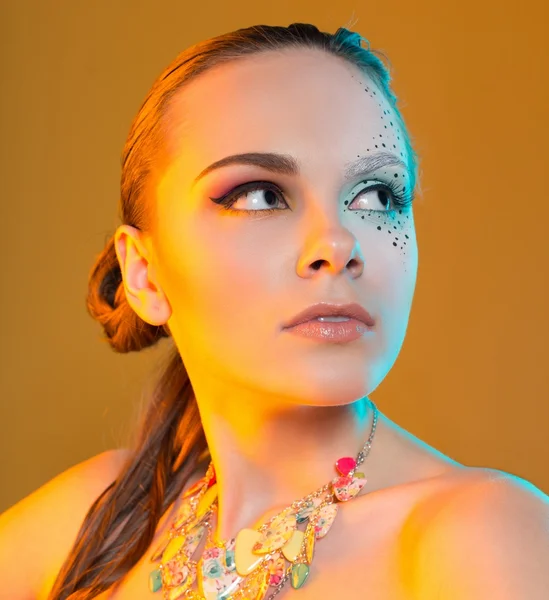 Supermodel met creatieve make-up. in de studio op een gele achtergrond — Stockfoto