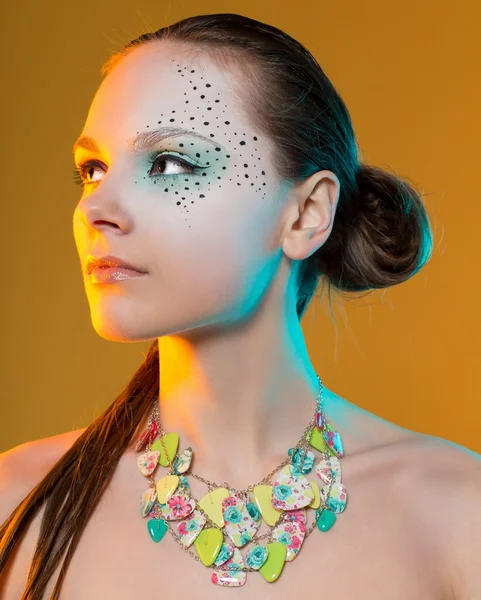 parlak ve sıradışı bir makyaj ile yatay atış modeli