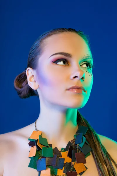 Retrato de close-up de jovem mulher bonita com maquiagem de moda brilhante — Fotografia de Stock