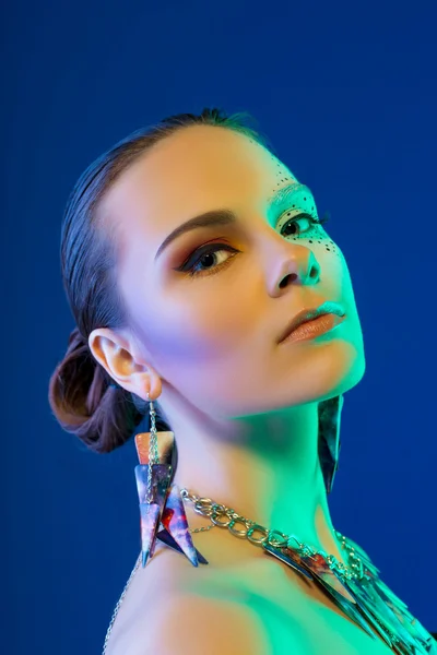 Mujer con maquillaje colorido en azul —  Fotos de Stock