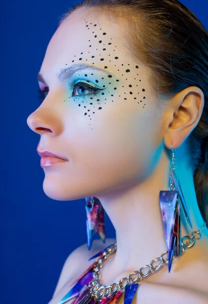 Foto de moda com maquiagem brilhante e jóias — Fotografia de Stock