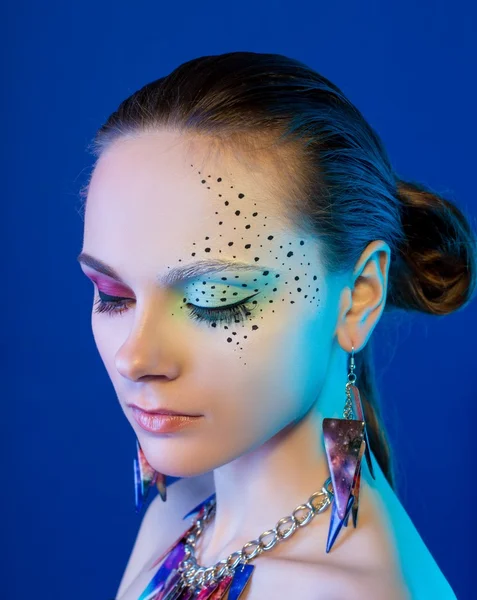 Mooi meisje met creatieve make-up — Stockfoto