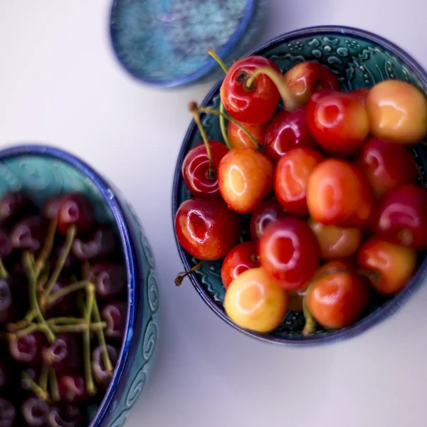 Červené a žluté třešně — Stock fotografie