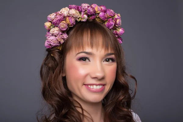 관능적인 섹시 아름 다운 곱슬 소녀 그녀의 머리에 꽃 화 환 — 스톡 사진