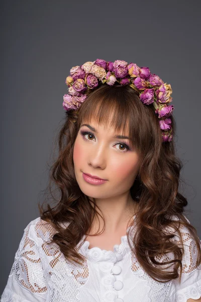 Retrato de mulher com coroa de flores — Fotografia de Stock