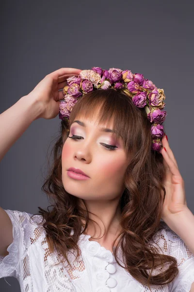 Schoonheid vrouw portret met krans van bloemen studio shot — Stockfoto
