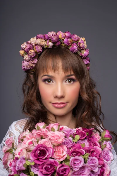 Junge Braut mit buntem Rosenstrauß — Stockfoto