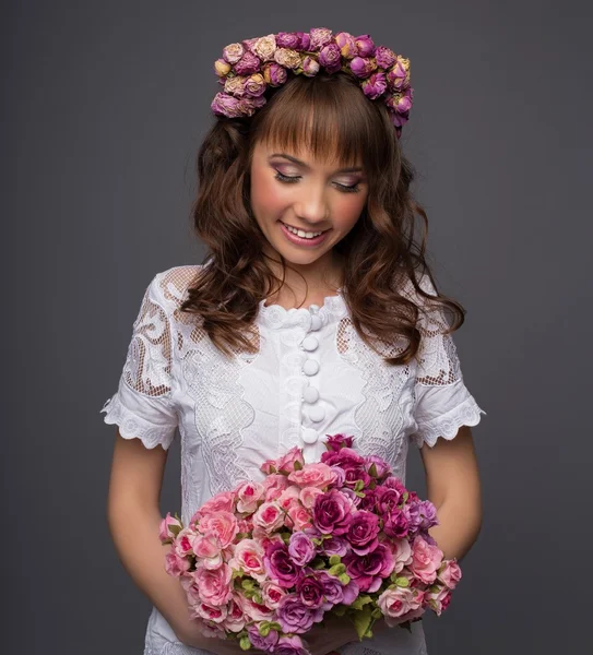 Mooie bruid met een boeket van roze rozen — Stockfoto