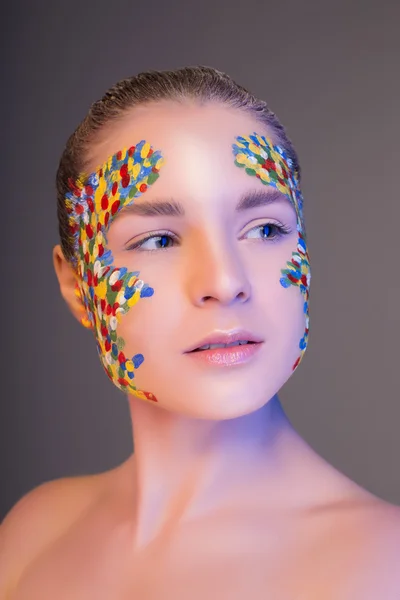 Retrato de uma jovem com um espaço de maquilhagem — Fotografia de Stock