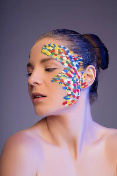 Trendy vrouw met creatieve Bright make-up — Stockfoto