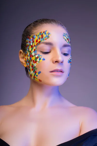 Porträtt av ung kvinna med creative make-up — Stockfoto