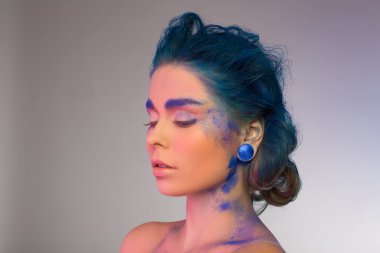 güzel bir kadın ile yaratıcı parlak makyaj