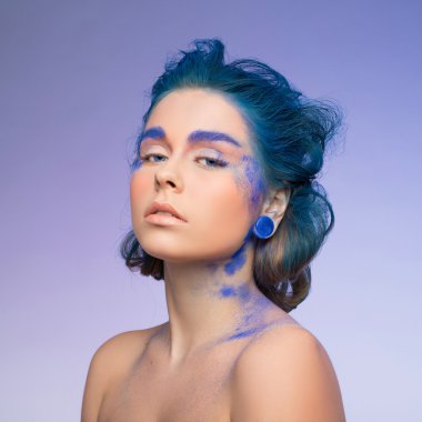 Mavi sima olan kadın. Mavi saç.