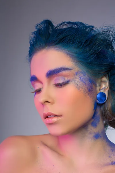 Preciosa mujer joven con el pelo azul, pendientes, maquillaje —  Fotos de Stock