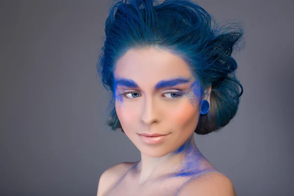 Красива жінка з яскравим креативним макіяжем в синьому — стокове фото