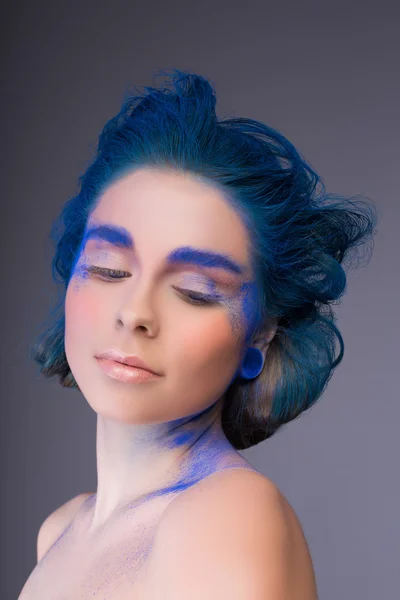 Kadın yüzü mavi sanat makyaj ile — Stok fotoğraf