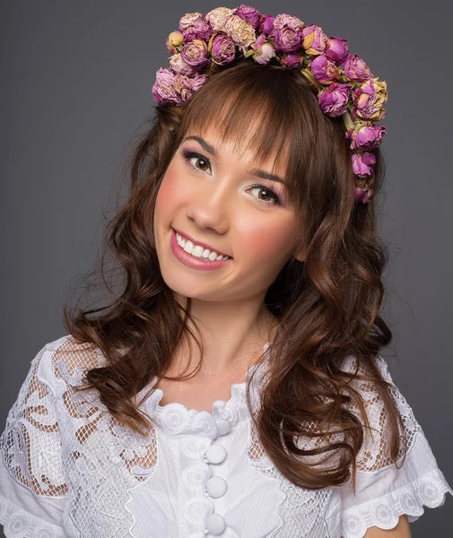 Novia feliz en el estudio. corona en su cabello hecha de rosas secas —  Fotos de Stock