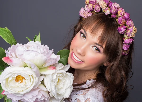 Красивая невеста с модной прической и макияжем — стоковое фото