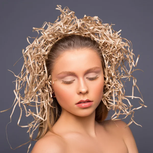 Close-up van studio portret van een jonge Europese vrouw met een duidelijk gezonde perfecte huid op een beige — Stockfoto