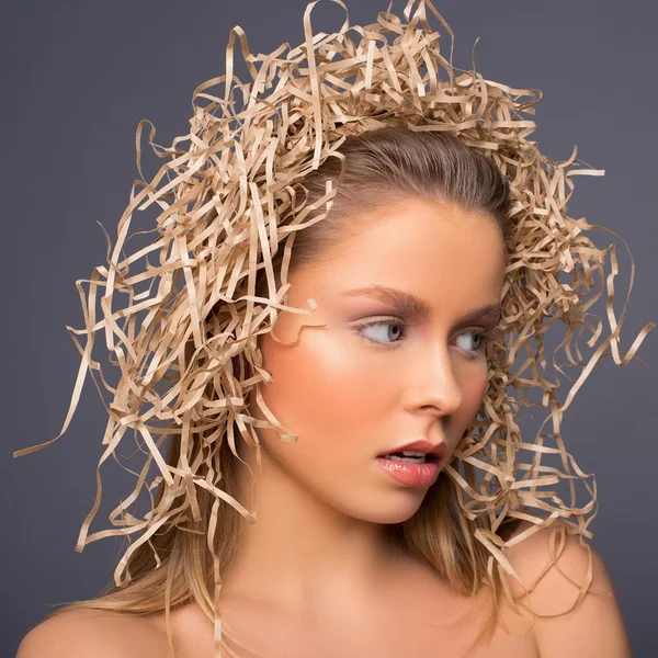 Retrato de um belo modelo feminino sobre fundo branco — Fotografia de Stock