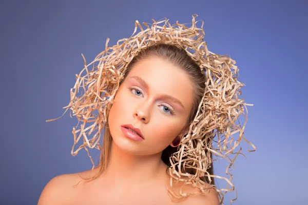 Hermosa mujer con aspecto de maquillaje natural — Foto de Stock