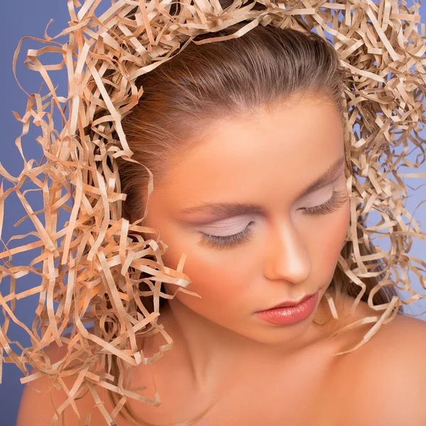 Vrouw jonge mooie over natuur achtergrond — Stockfoto