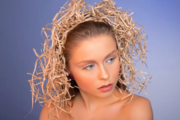 Natürliche sinnliche Frau posiert suchen — Stockfoto